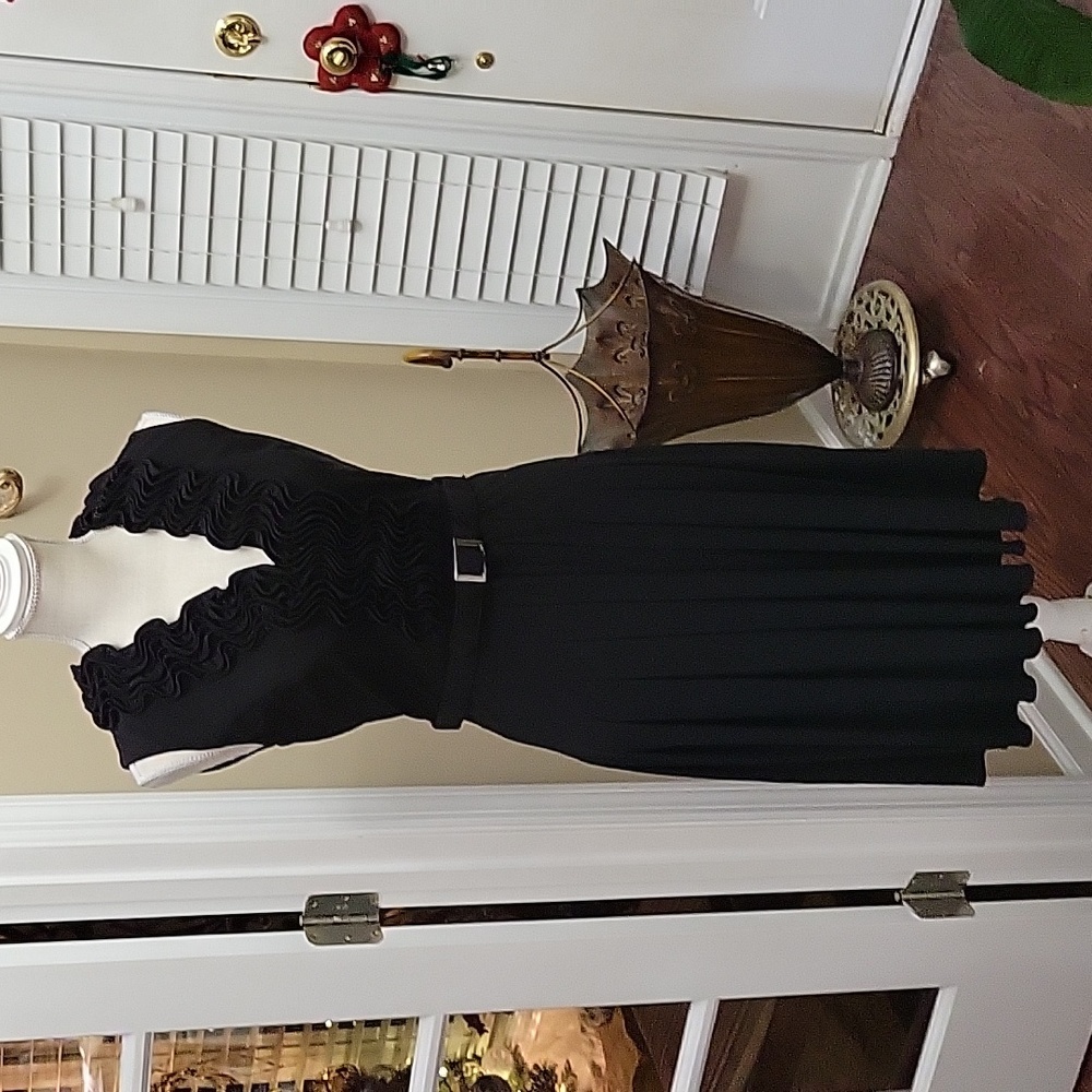 Adrianna Papell black stretch Fit Flare dress sleeveless ruffled neckline 4 EUC…